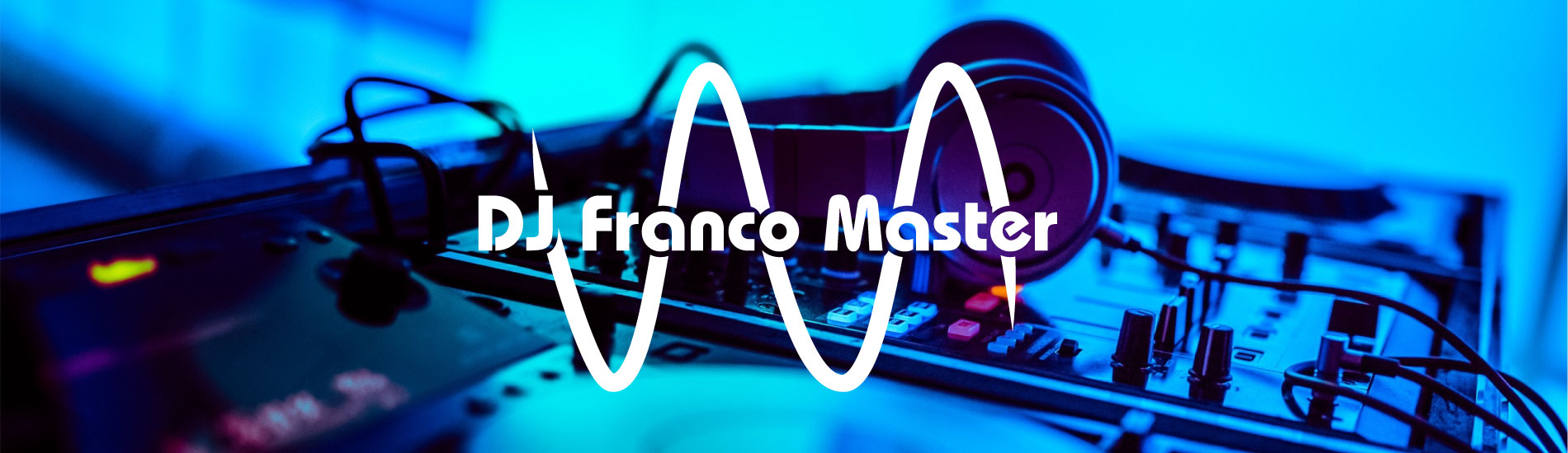 DJ-Pult mit Schriftzug DJ Franco Master.