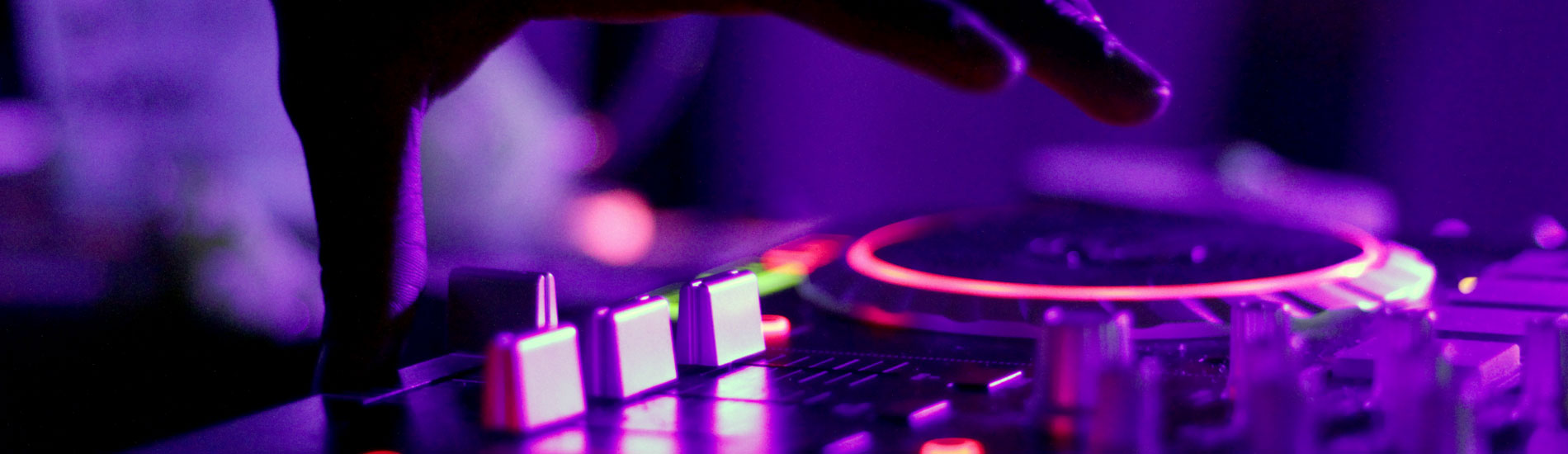 DJ-Pult während der Musikdarbietung.