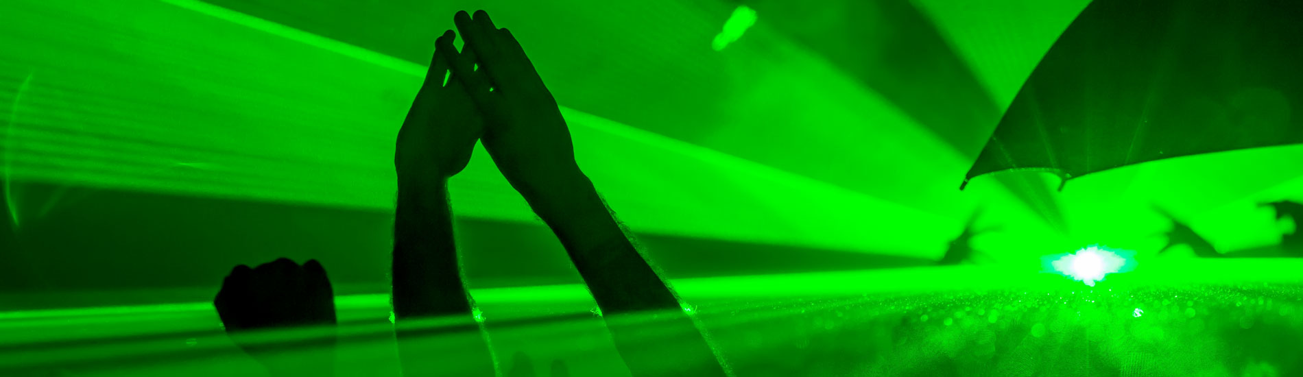 Publikum beim genießen einer Licht- und Lasershow.